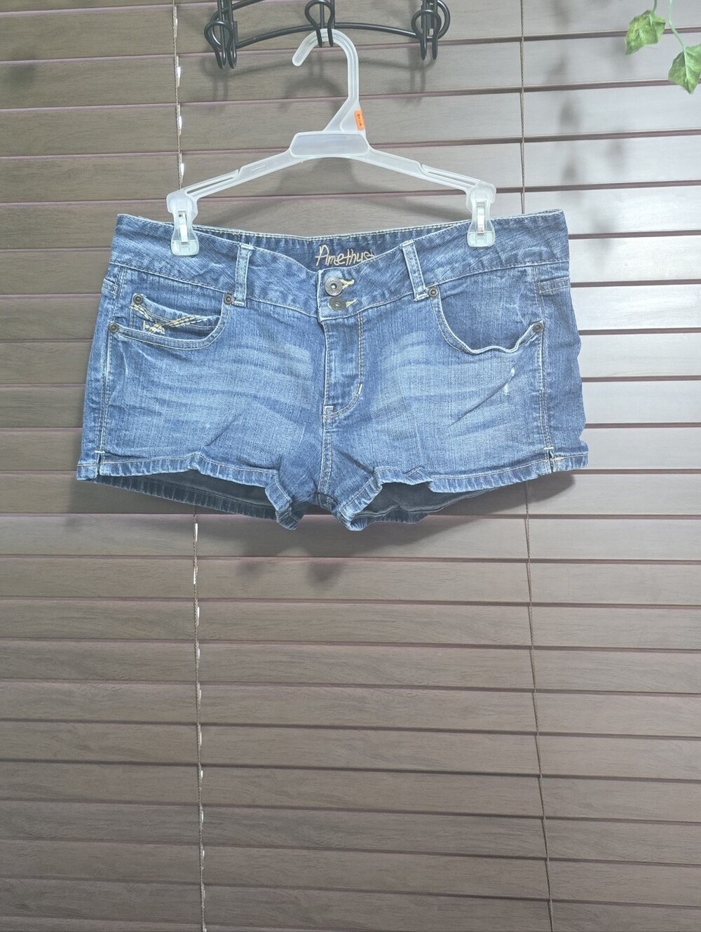 Amethyst Jeans Low Rise Midwash Jean Shorts Women's Size 11